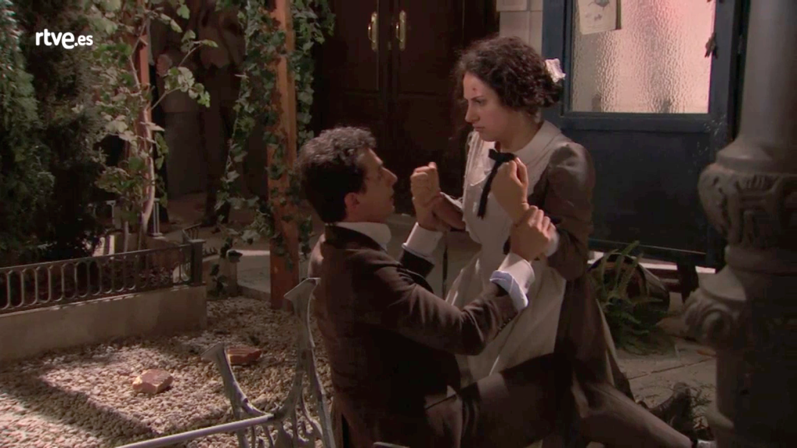 Acacias 38 - Antoñito aparece: "No podía irme sin ti Lolita, te quiero"