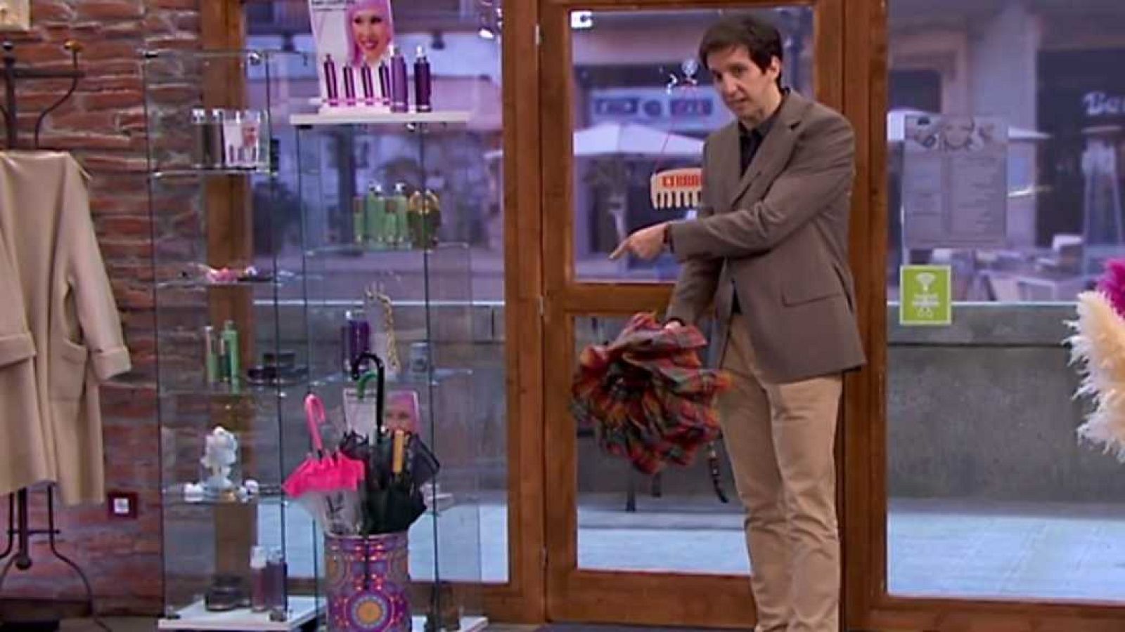 La Peluquería - Tráfico de paraguas - ver ahora