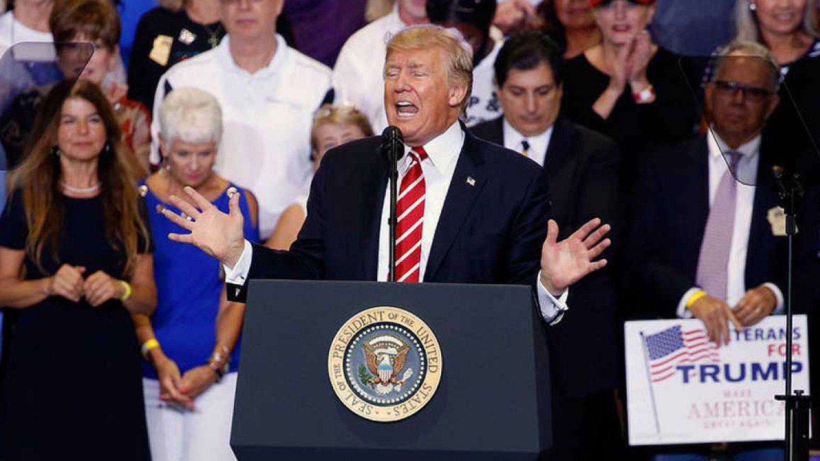 Trump vuelva a cargar contra la prensa y abre otra polémica con su posible indulto a un sheriff de Arizona