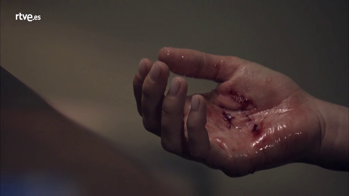 Servir y proteger - Alicia revienta un vaso por las provocaciones de Quintero