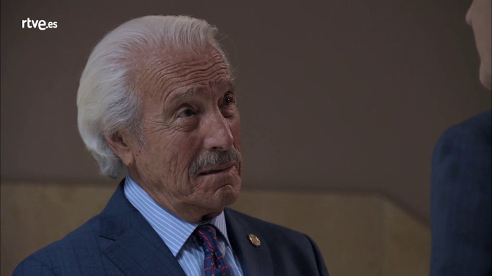 Servir y proteger - Don Augusto amenaza acabar con la carrera de Lola