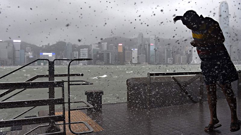 El tifón Hato barre Hong Kong y varias provincias del sur de China