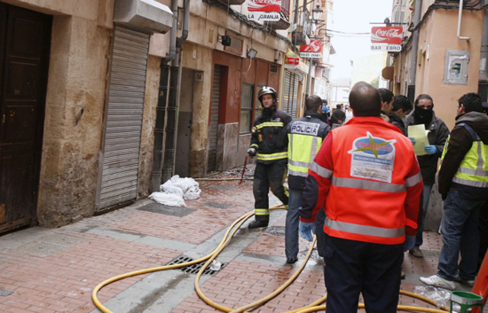 Dos hermanos, de uno y tres años, su madre y su tía han muerto al incendiarse su vivienda | Ver