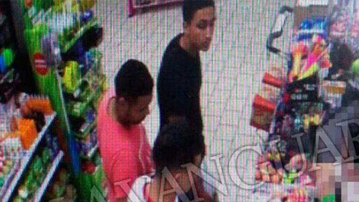 Telediario 1 - Los terroristas también fueron captados en el bazar donde compraron los cuchillos y el hacha