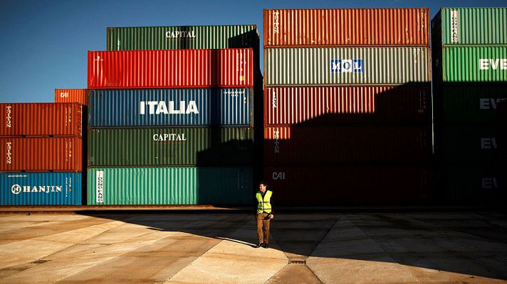 Telediario 1 - La economía española se aceleró y creció un 0,9% entre abril y junio gracias al empuje del consumo