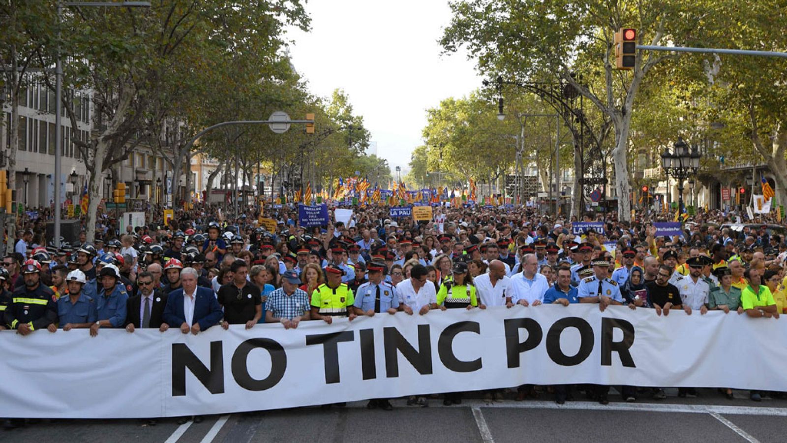 Miles de personas rechazan en Barcelona el terror yihadista al grito de 'No tengo miedo'