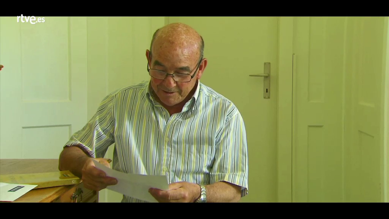 Hotel Romántico - Los huéspedes reciben cartas de sus familias