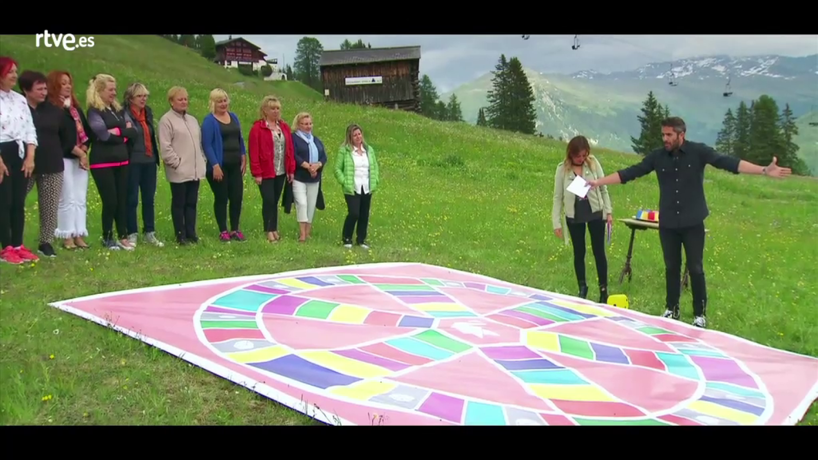 Hotel Romántico - Los huéspedes juegan al trivial alpino