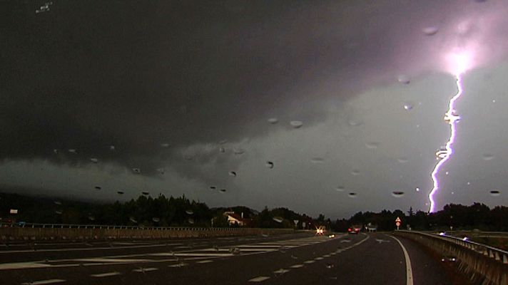Telediario 1 - Las fuertes tormentas provocan inundaciones en Andalucía, Madrid y Castilla-La Mancha