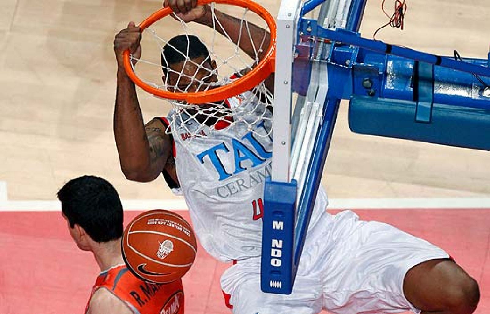 Splitter y Vidal tiraron del carro del Tau para llevar al líder de la ACB a la semifinal.