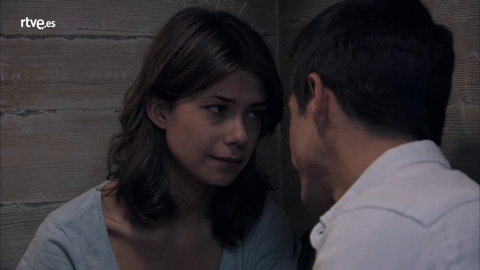 Servir y Proteger - Alicia le cuenta a Rober la verdad sobre su padre