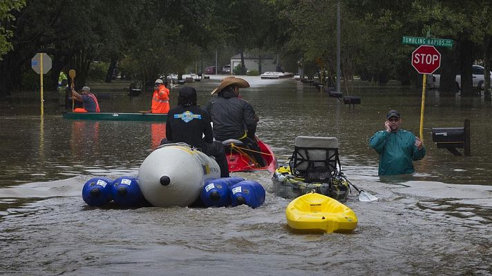 Telediario 1 - Houston vive su primera noche bajo el toque de queda para evitar saqueos tras Harvey