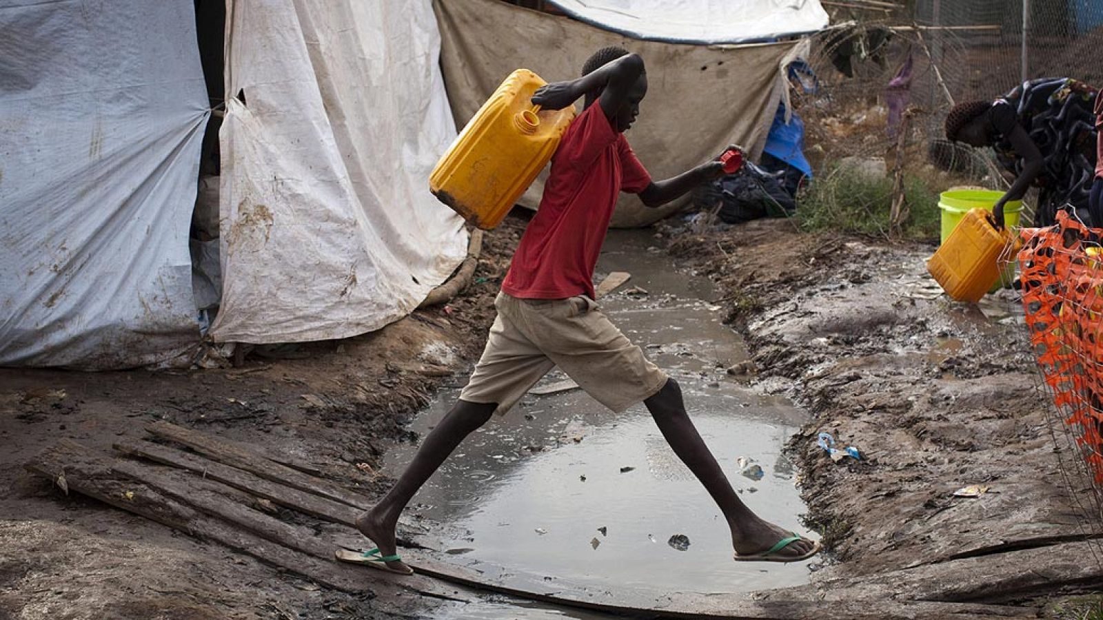 Más de 180 millones de personas viven sin acceso a agua potable a causa de las guerras, denuncia Unicef - Informativo 24h | Ver
