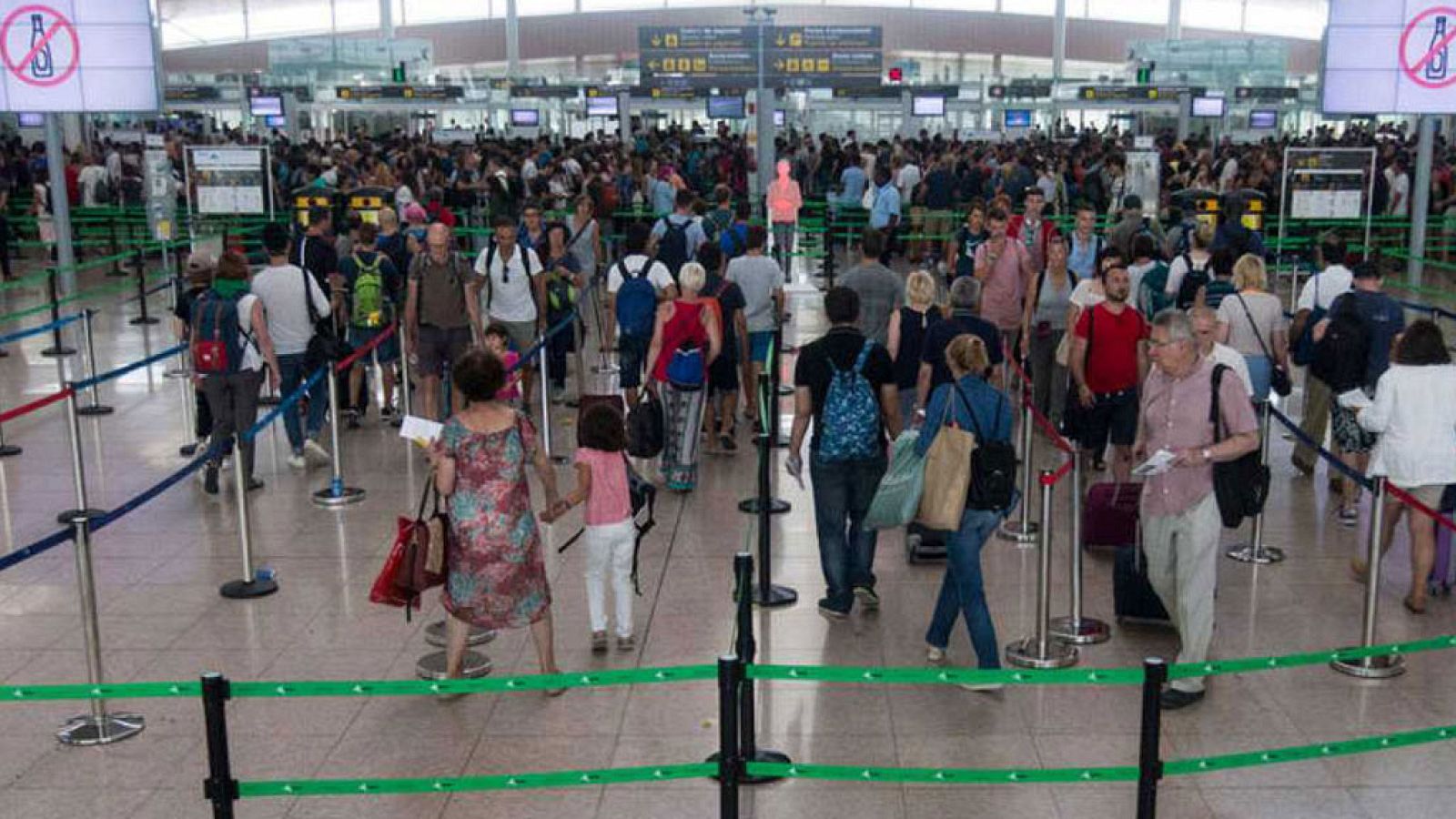 El laudo de El Prat decreta una subida de 200 euros al mes en 12 pagas y anula las sanciones