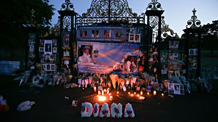 Telediario 1 - Los británicos vuelven a ofrecer flores a Lady Di en el vigésimo aniversario de su muerte