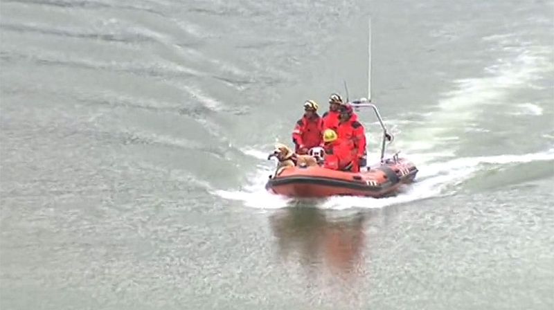 Se intensifica la búsqueda de los dos jóvenes desaparecidos en el pantano de Susqueda por tierra, bajo el agua y desde el aire
