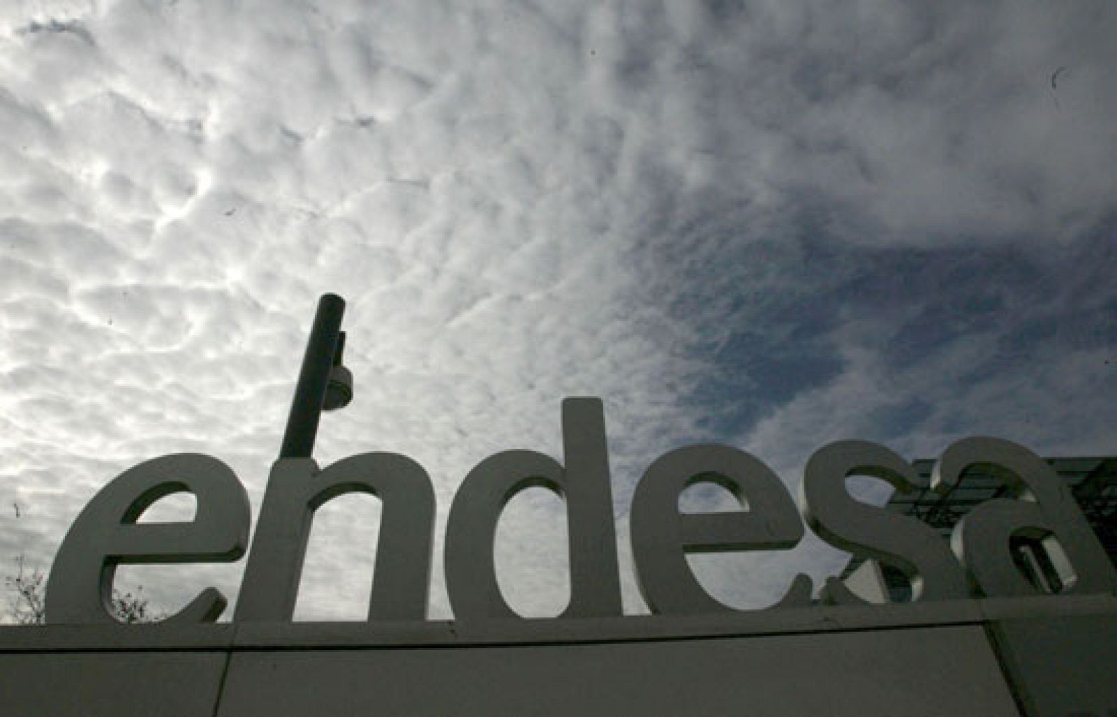 Endesa ya es italiana tras la venta a Enel del 25% en manos de Acciona | Ver