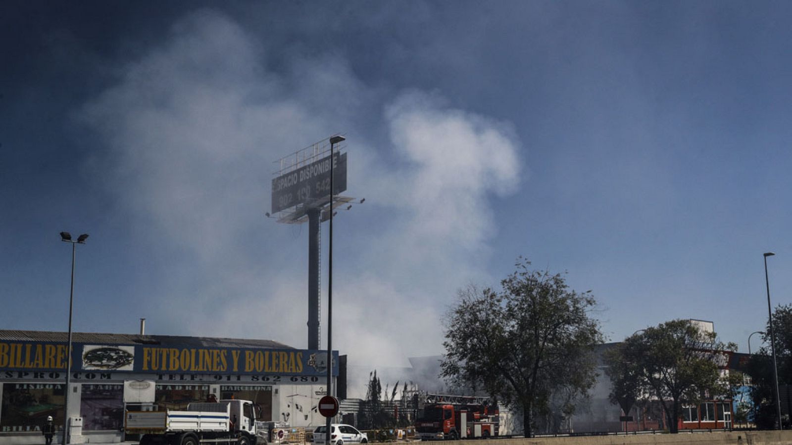 Un incendio en Fuenlabrada provoca una nube tóxica en Humanes, Moraleja de Enmedio y Griñón