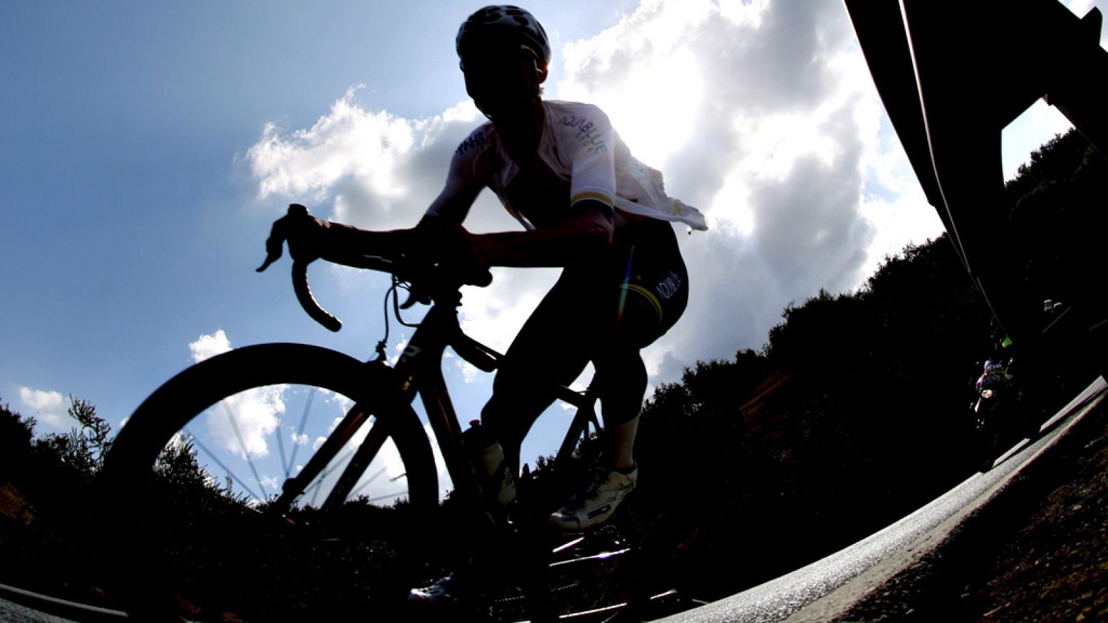 Majka, de 27 años y dos veces ganador del maillot de la montaña en el Tour de Francia, llegó en solitario a la cima jiennense con un adelanto de 26 segundos sobre el colombiano Miguel Ángel López.