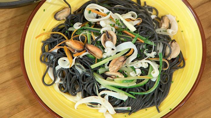 Torres en la cocina - Pasta negra con mejillones y azafrán