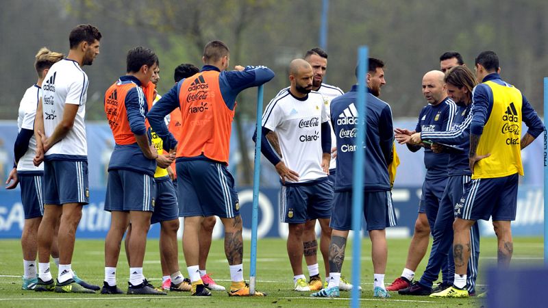El regreso de Javier Mascherano, Ever Banega y Lautaro Acosta se perfilan como las novedades en el once titular de Argentina que saltará a la cancha este martes para enfrentarse a Venezuela en la decimosexta jornada de las eliminatorias del Mundial.