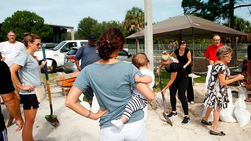 Pendientes del huracán Irma también los españoles que viven en la zona