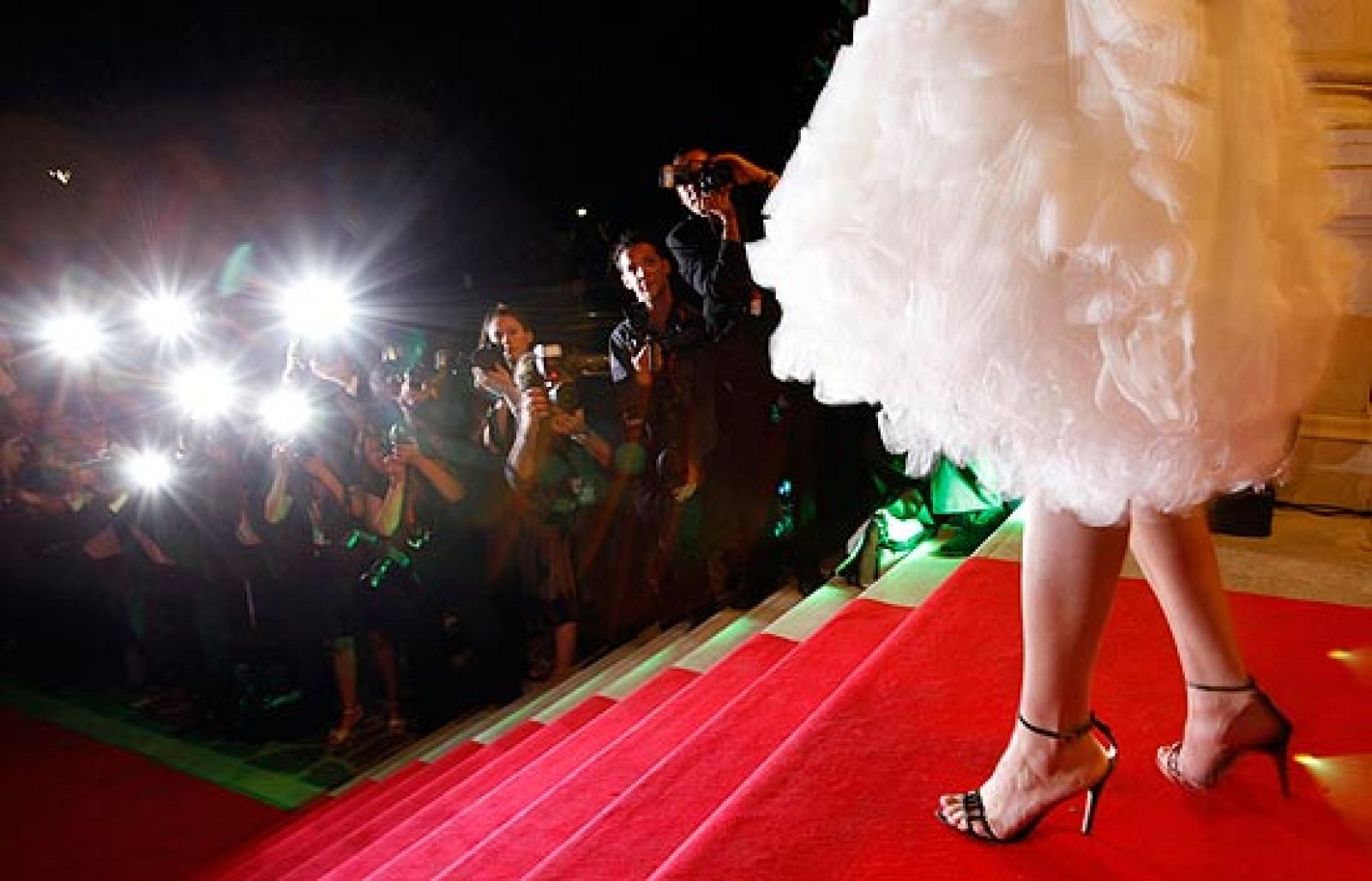 La moda tambien estará muy presente en los Oscar. Una de las "perchas" más disputadas es la de Penélope Cruz y su modelo, como todos, es un secreto. Pero dicen los expertos que este año en la alfombra roja se va a notar la crisis.