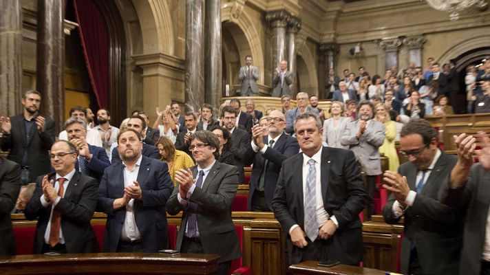 Telediario 1 - El Parlament de Cataluña culmina su desafío al Estado y aprueba la principal ley de desconexión con España