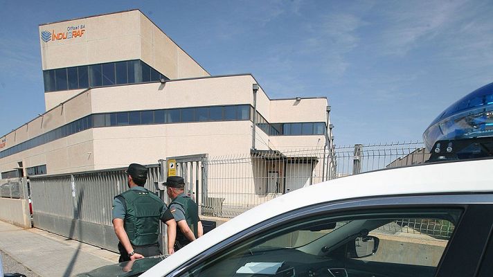 Informativo 24h - La Guardia Civil finaliza, tras dos horas, el registro de la imprenta de Tarragona en busca de documentación del 1-O