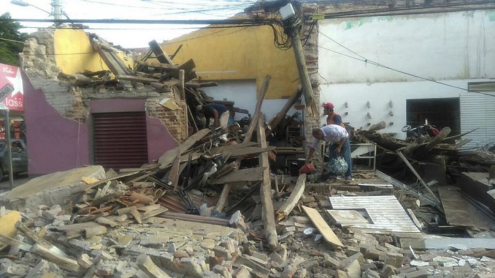 Telediario 1 - "En mi vida había sentido algo tan feo", relata una testigo del terremoto en México