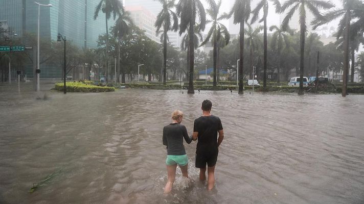 Telediario 1 - Irma deja sin electricidad a 4 millones de hogares y negocios en Florida e inunda el centro financiero de Miami