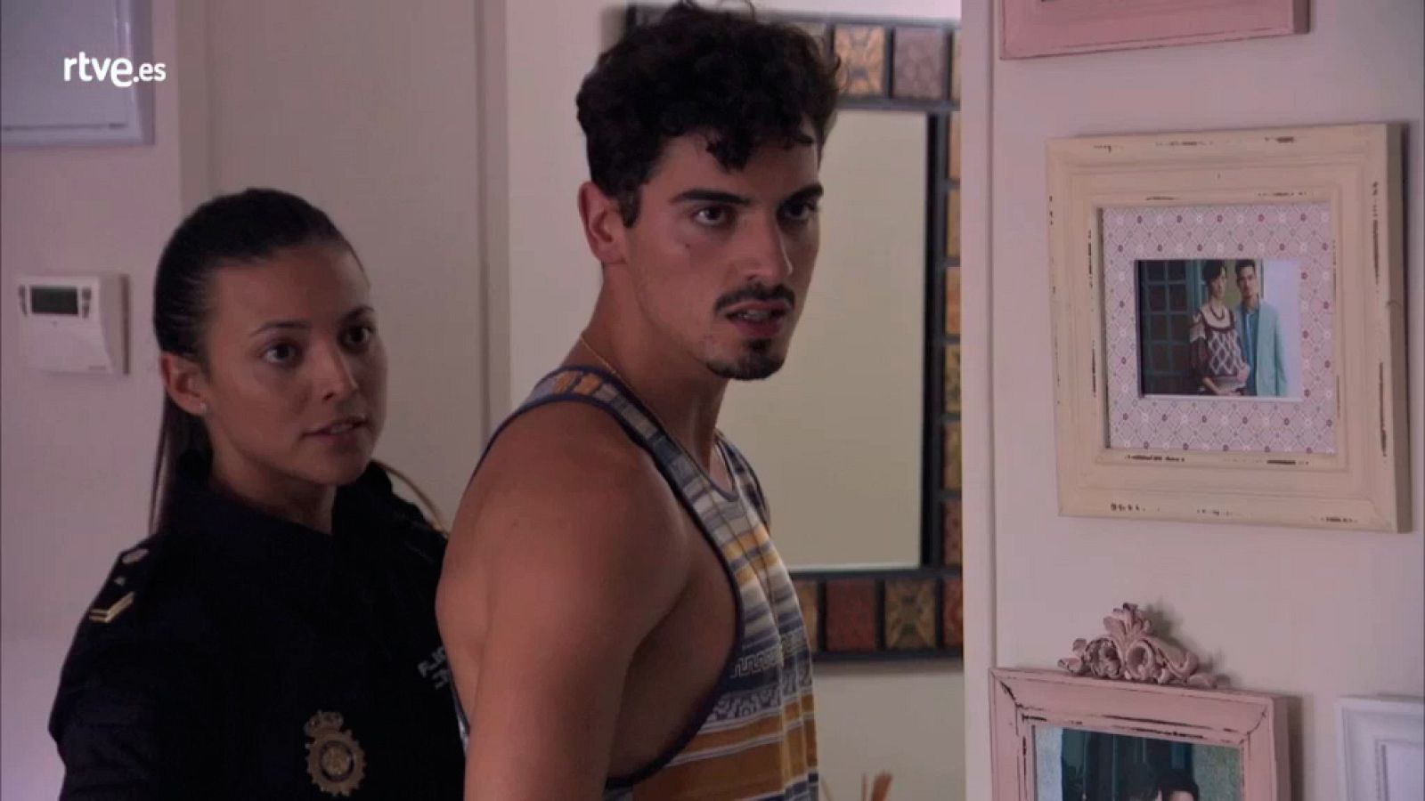 Servir y proteger - Espe y Lola detienen a Julio