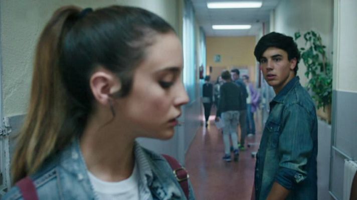 Si fueras tú - El cruce de miradas entre Alba y Rafa en los pasillos