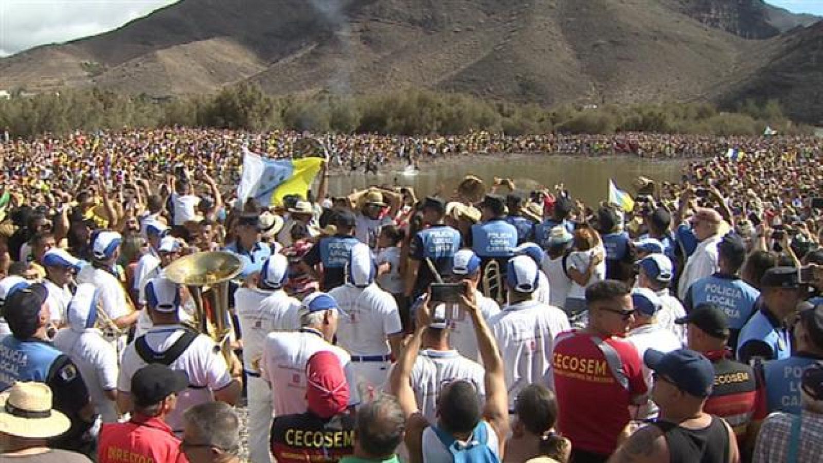 El Charco de La Aldea vuelve a llenarse de gente