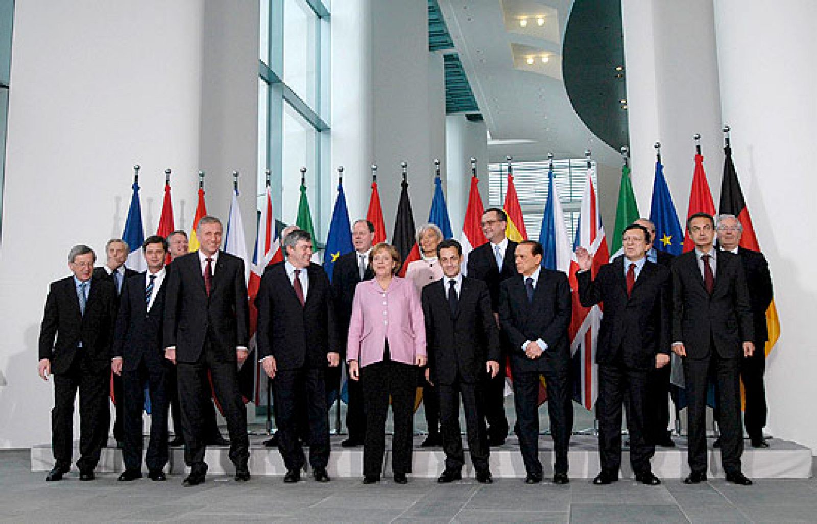 Zapatero critica el proteccionismo financiero | Ver