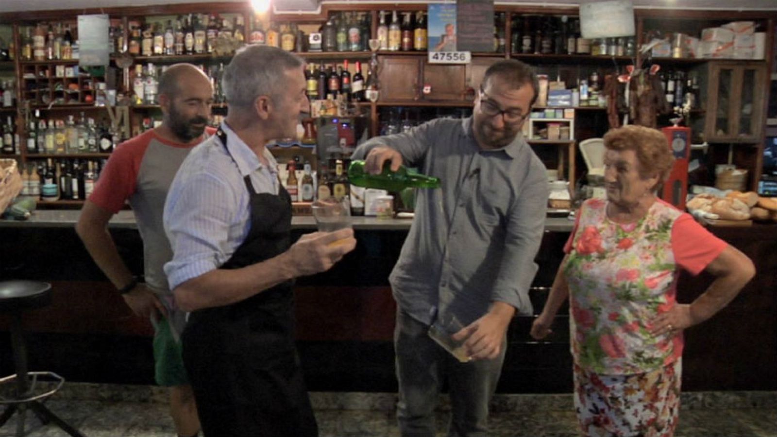 Bebemos sidra en un mítico "chigre"