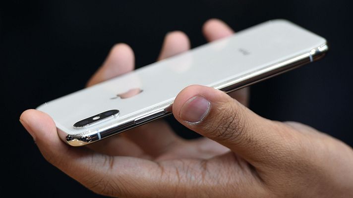 Telediario 1 - ¿Gastar el sueldo de un mes en un teléfono móvil?