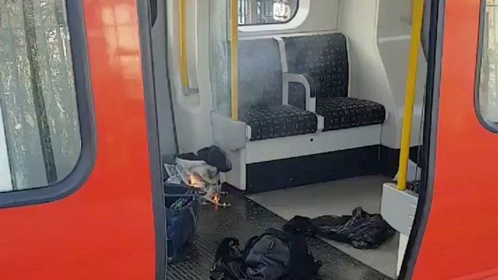 Informativo 24h - Así ardía el artefacto tras explotar en un vagón del metro de Londres dejando varios heridos