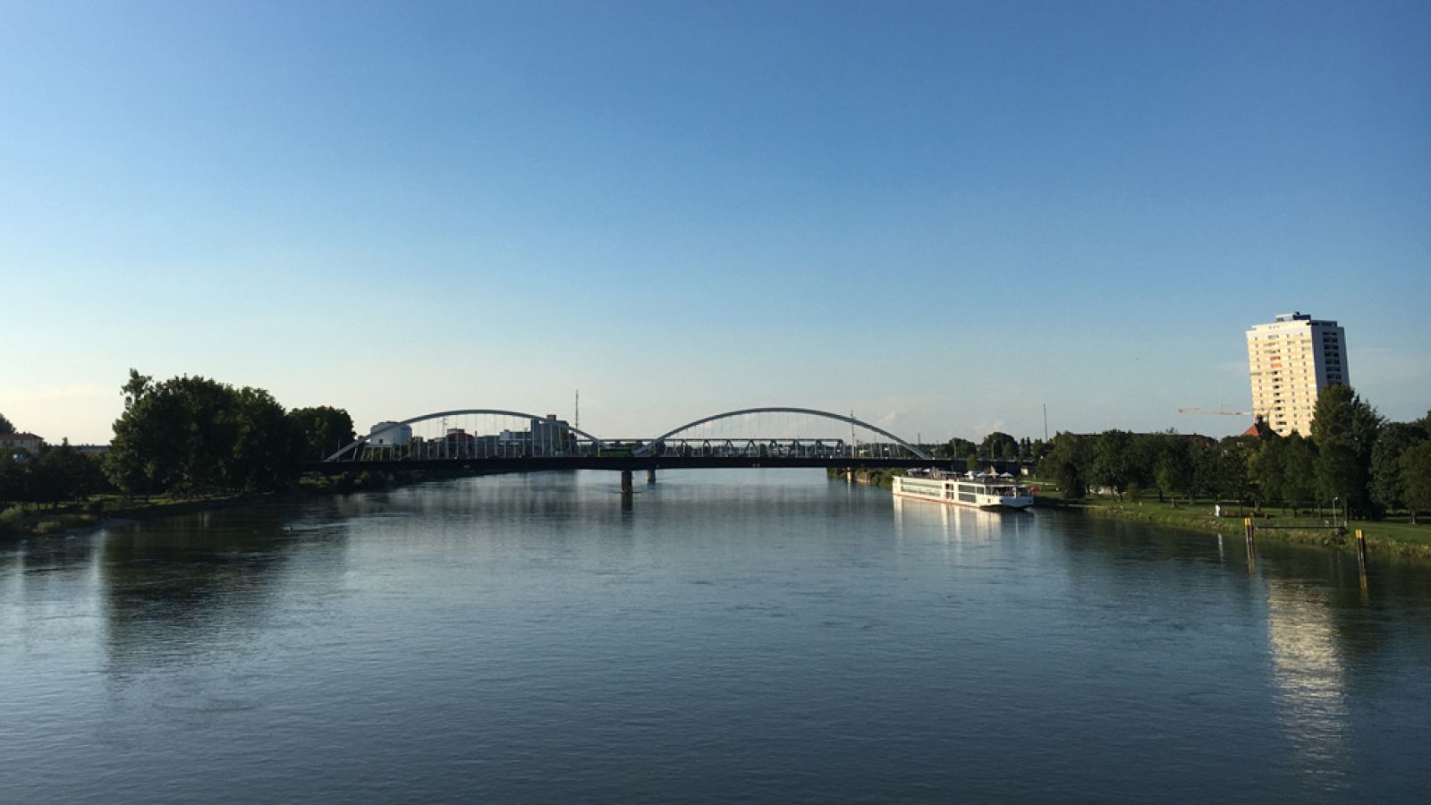 En portada : 'Un pueblo en dos países' (avance)