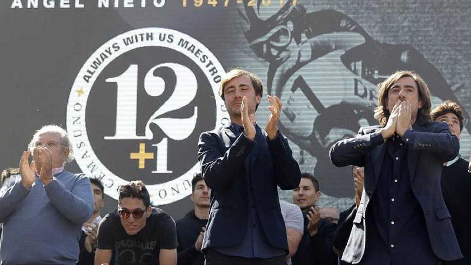 Miles de personas rinden homenaje a Angel Nieto a las puertas del Bernabéu | Ver