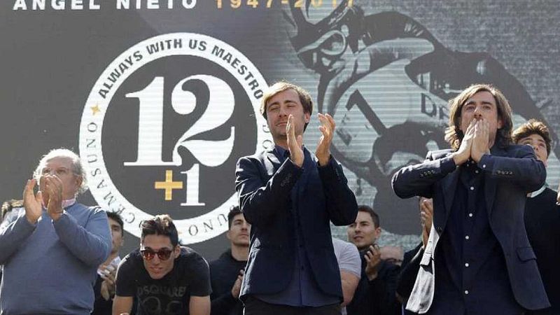 Miles de personas rinden homenaje a Angel Nieto a las puertas del Bernab�u | Ver