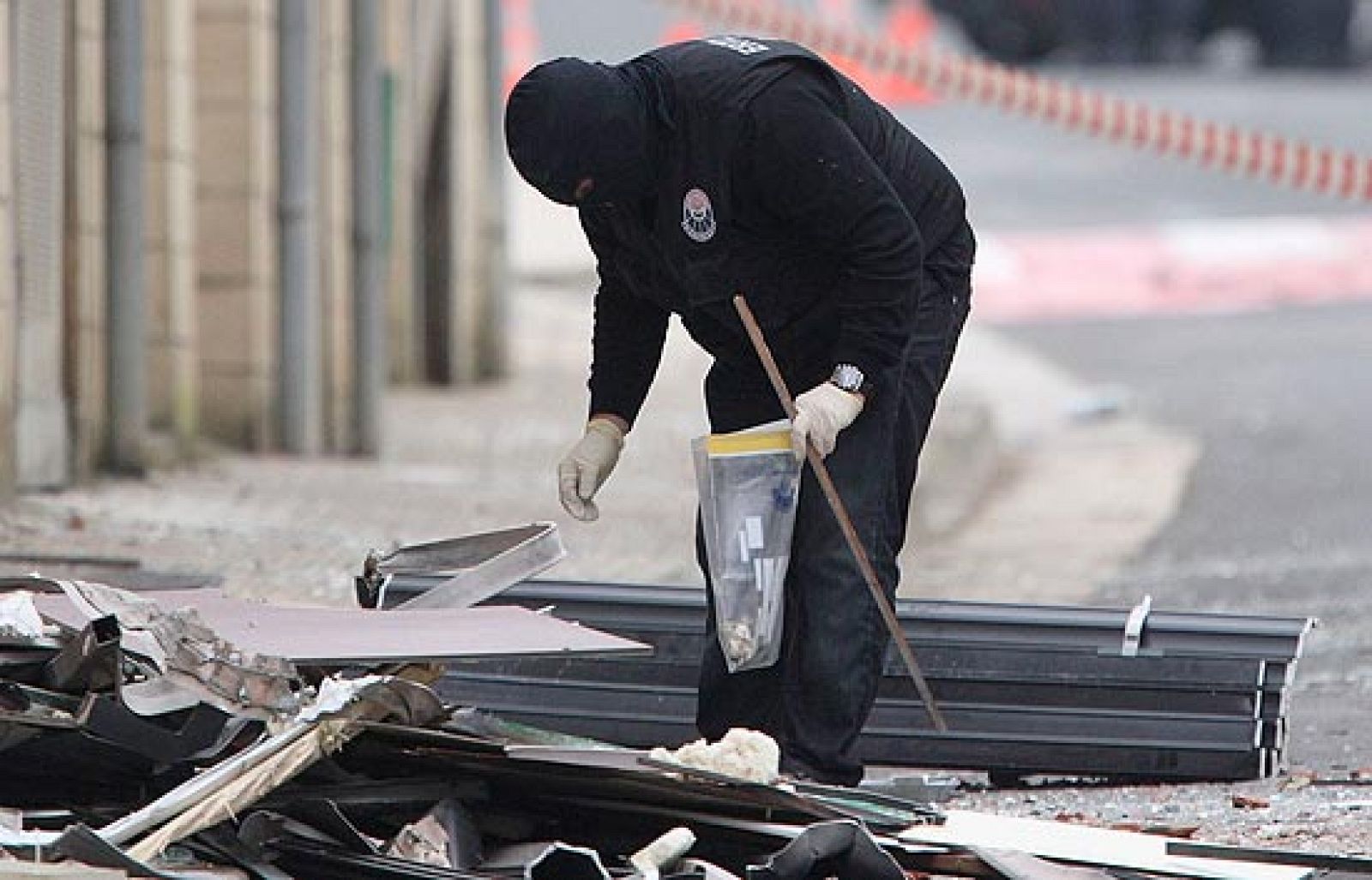 ETA ha hecho estallar una mochila bomba en la sede del PSE en Lazkao (Guipúzcoa). Un atentado que no ha causado víctimas personales pero sí cuantiosos daños materiales.