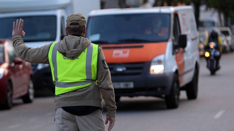 La Guardia Civil incauta abundante documentación del censo del 1-O en la empresa Unipost de Terrasa - Informativo 24h | Ver