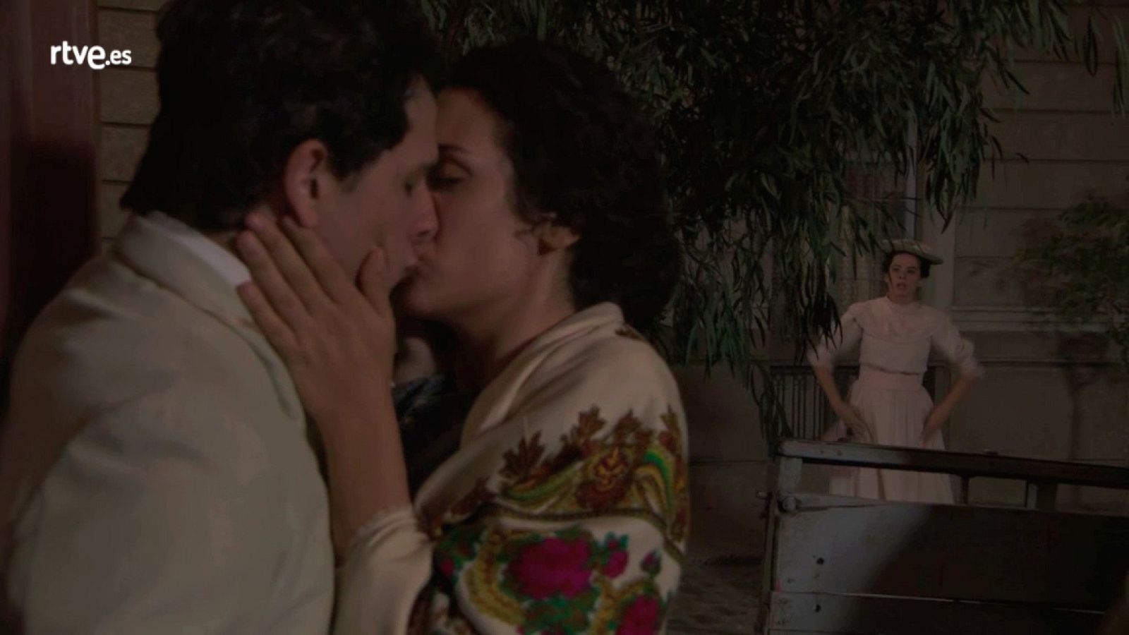 Acacias 38 - Lolita besa a Antoñito ¡y María Luisa los ve!