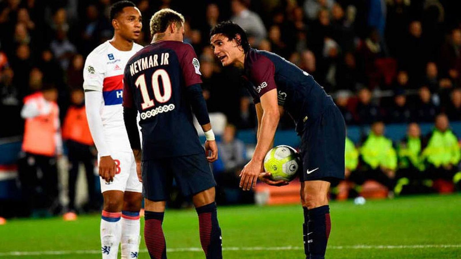 Neymar y Cavani, a punto de llegar a las manos en el vestuario del PSG | Ver
