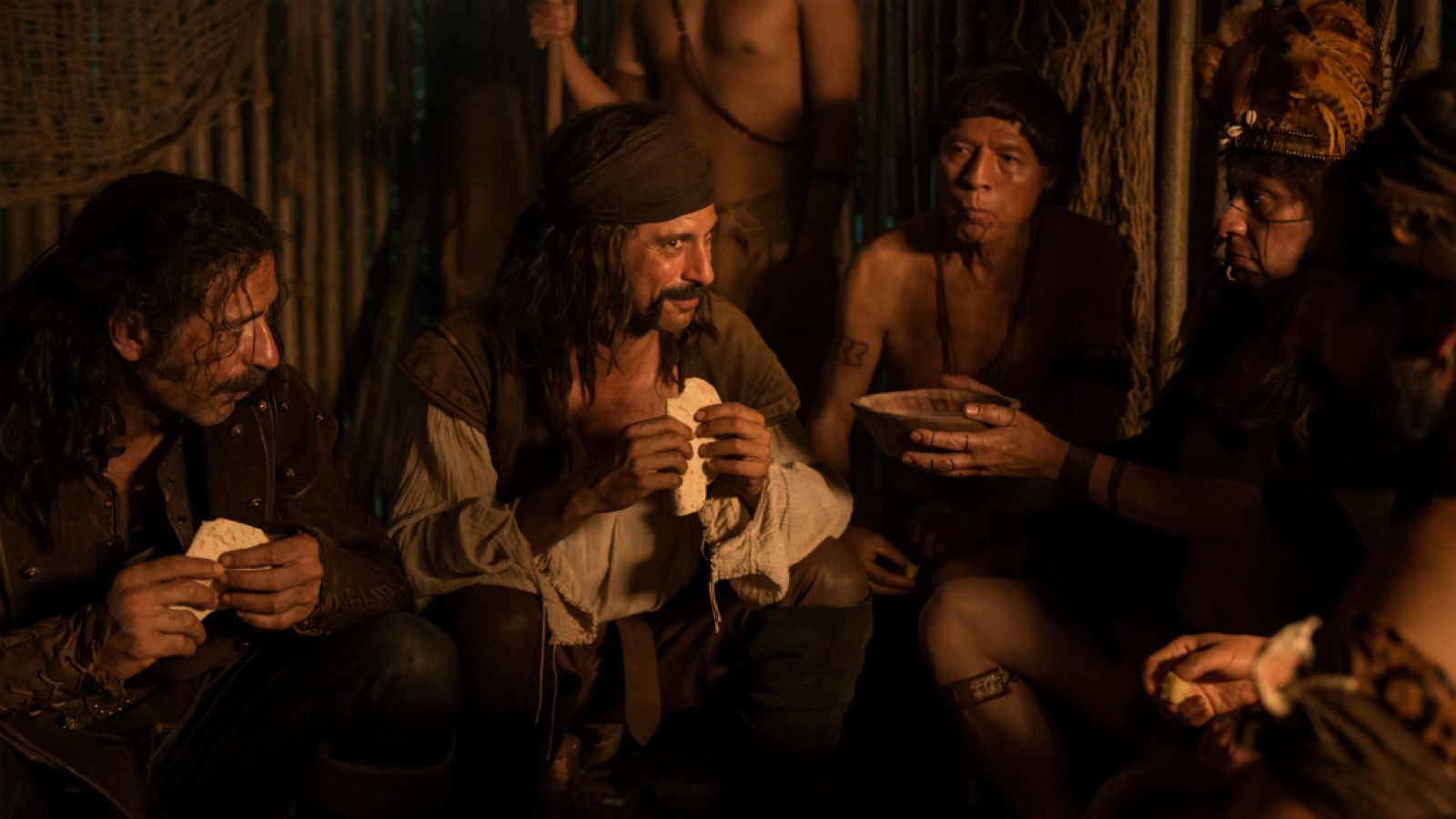 El Ministerio del Tiempo - El jefe de la tribu monta una fiesta en honor a Pacino y Alonso