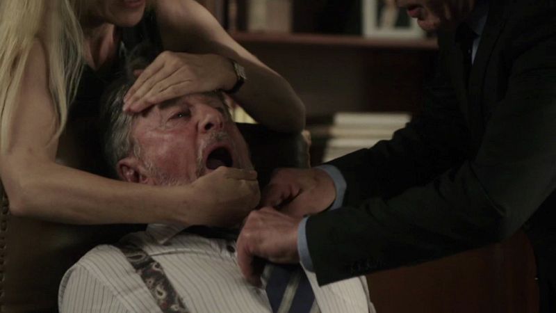 El Ministerio del Tiempo - Salvador, a punto de morir por una alergia a los cacahuetes