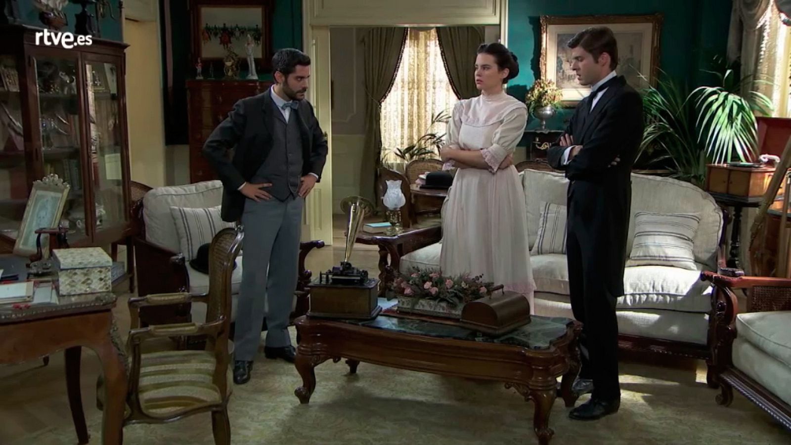 Acacias 38 - Víctor, María Luisa y Simón escuchan que Elvira está viva