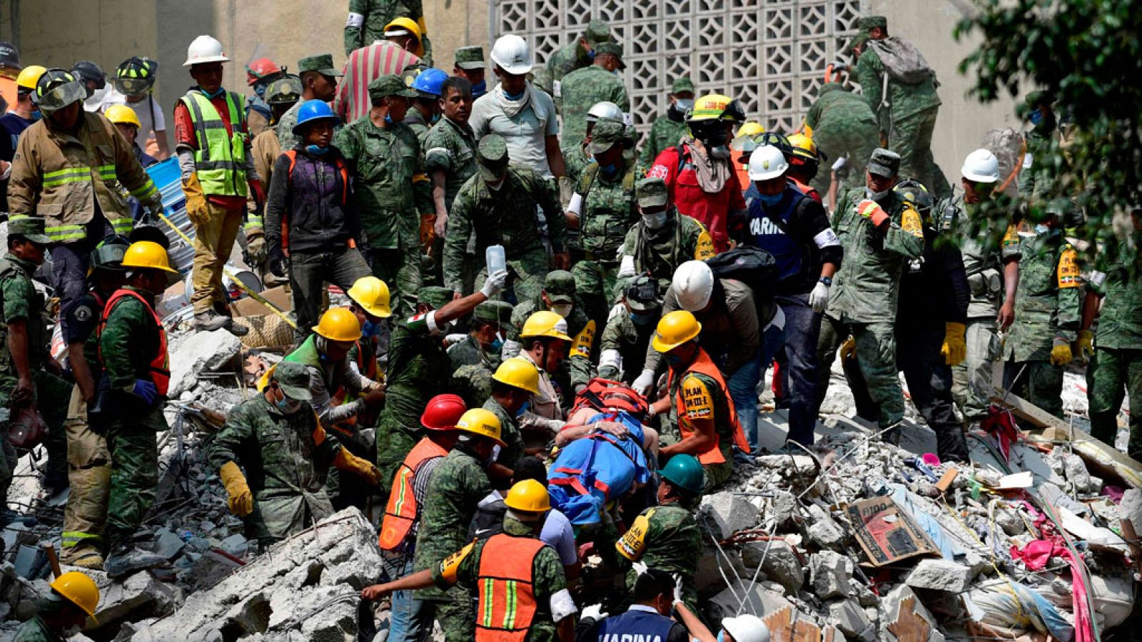 Equipos de rescate y brigadas de voluntarios trabajan localizando supervivientes del terremoto en México