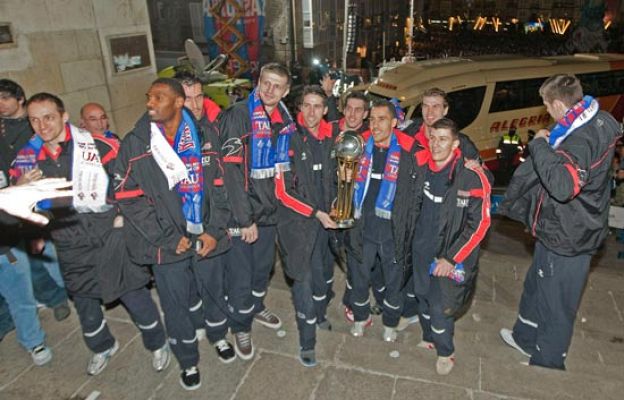 Baloncesto en RTVE - Baño de multitudes del Tau